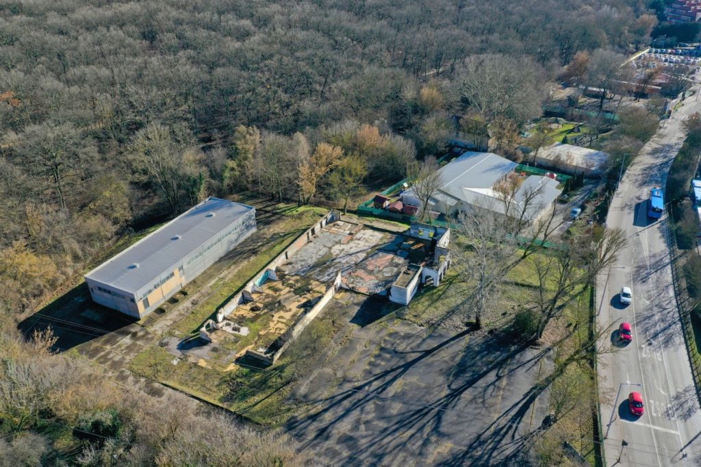 új parkoló a HÜVI-nél